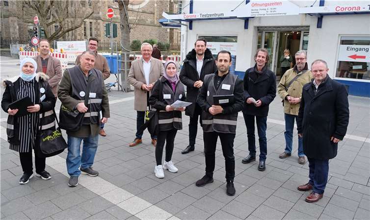 Dr. Matthias Krell, Geschäftsführer der Landeszentrale für Gesundheitsförderung (hinten, rechts), und Daniel Stich, Ministerialdirektor im Ministerium für Wissenschaft und Gesundheit (hinten, 3. von rechts), besuchten gemeinsam mit Oberbürgermeister Jan Einig (vorne, rechts), Bürgermeister Peter Jung (hinten, 2. von links), Landrat Achim Hallerbach (hinten, 3. von links) und Eirene-Pressesprecher Thorsten Klein (3. von rechts) die Impflotsen beim Einsatz in der Neuwieder Innenstadt.