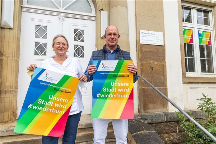 Kampagne #wiederbunt: Bad Neuenahr-Ahrweiler erhält wieder Farbe Dr. Mevis mit seiner Frau vor der gemeinsamen Praxis in der Weststraße.Foto: Stadtverwaltung Bad Neuenahr-Ahrweiler