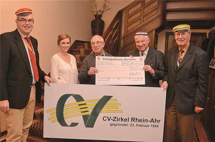 Dr. Michael Berbig, Nicole Taskosen, Antonius Kohlhaas vom Förderverein St. Maria-Josef, Dr. Gerhard Kreuter und Rainer Müller (v. l.) bei Übergabe des symbolischen Spendenschecks.