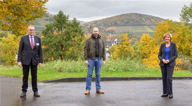 Ministerpräsidentin Malu Dreyer besuchte das Projekt „HandinHand“ Dr. Michael Berbig, Rene Heinemann, niedergelassener Hausarzt aus Adenau und Ministerpräsidentin Malu Dreyer vor der Weinbergkulisse.