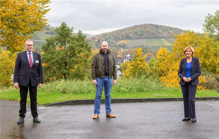 Dr. Michael Berbig, Rene Heinemann, niedergelassener Hausarzt aus Adenau und Ministerpräsidentin Malu Dreyer vor der Weinbergkulisse. Fotos: privat