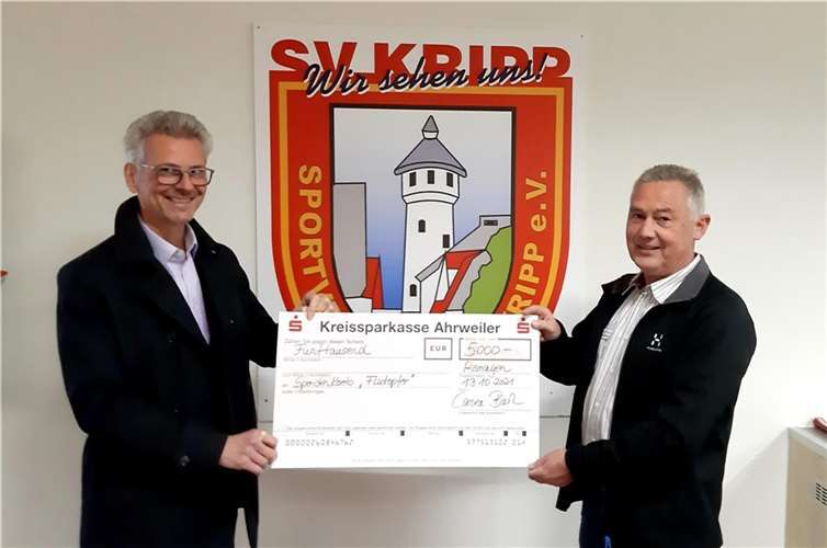 Dr. Michael Büchner, Geschäftsführer der VITO Irmen GmbH & Co. KG, und Klaus Krämer, 1. Vorsitzender des SV Kripp, bei der symbolischen Scheckübergabe an die Flutopferhilfe. Foto: privat