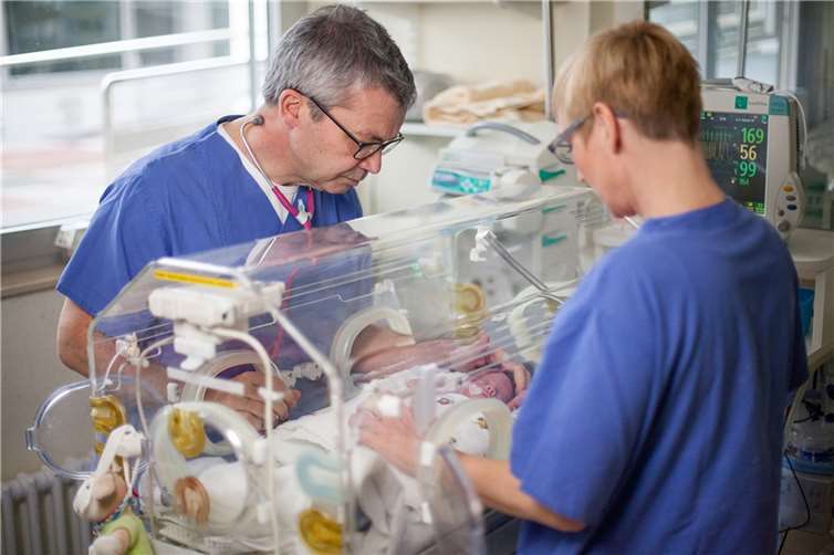 Dr. Michael Ehlen, Chefarzt der Klinik für Kinder- und Jugendmedizin, und Kerstin Bornhofen, Stationsleitung der Kinderintensivstation, versorgen einen kleinen Patienten.