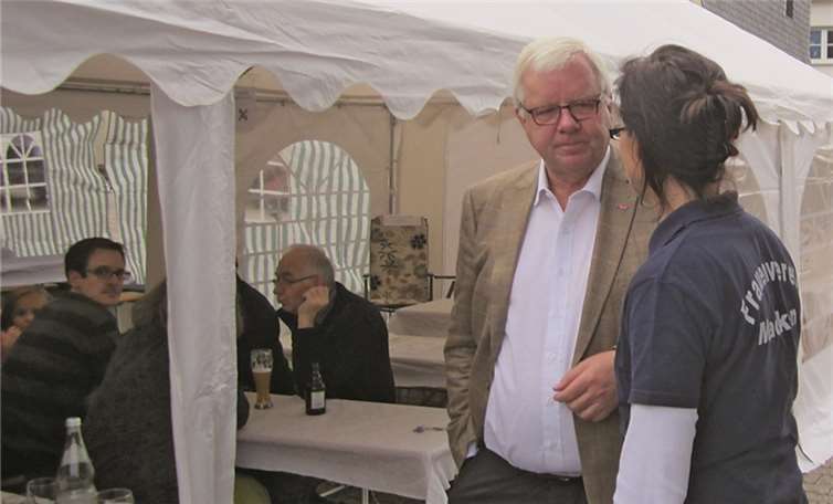 Dr. Michael Fuchs MdB im Gespräch mit einer Mackener Bürgerin. privat