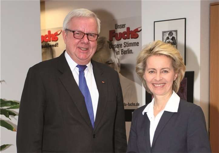 Dr. Michael Fuchs, hier mit der damaligen Verteidigungsministerin Ursula von der Leyen.  Foto: Archiv