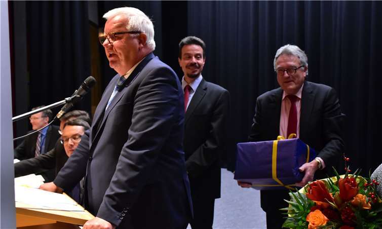 Dr. Michael Fuchs (l.) wurde vom CDU Kreisvorstand für seine politischen Leistungen geehrt. HEP