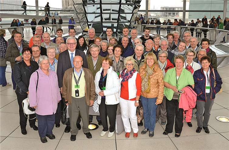Dr. Michael Fuchs (zweite Reihe, 3.v.l.) gemeinsam mit den 50 Besuchern.privat