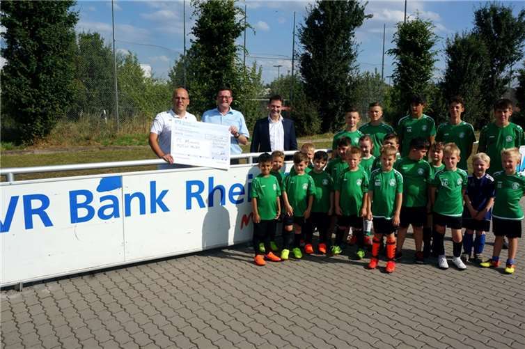 Dr. Michael Wilkes (links) nahm den Spendenscheck von Bernd Butter (Mitte) und Dirk Wey (rechts, Bereichsleiter Regionalmarkt Mosel) entgegen. Foto: VR Bank