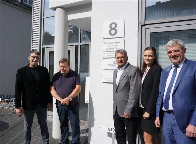 Dr. Mohammed Abueljubain, Dr. Thomas Seltmann, Dr. Reinhold Ostwald (ärztlicher Direktor Ev. Krankenhaus Dierdorf/Selters), Anett Sandkuhl (Verwaltungsdirektorin Ev. Krankenhaus Dierdorf/Selters) und Guido Wernert (Geschäftsführer Ev. Krankenhaus Dierdorf/Selters) (v. l.).Foto: privat