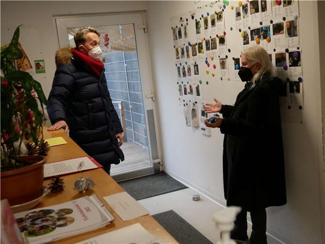 Dr. Monika Hildebrand, 1. Vorsitzende des Tierschutzvereins Andernach und Umgebung e.V., führte Marc Ruland durch die neuen Räumlichkeiten.Foto: SPD Mayen-Koblenz
