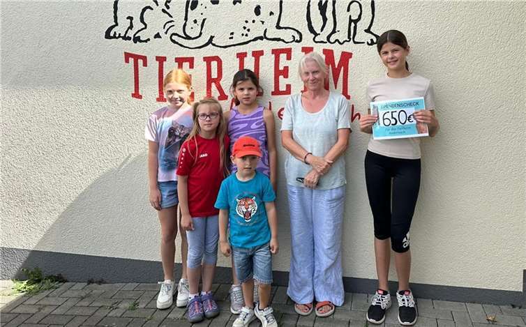 Dr. Monika Hildebrand – 1. Vorsitzende des Tierschutzvereins Andernach u.U.e.V. mit der Gruppe..  Foto: privat