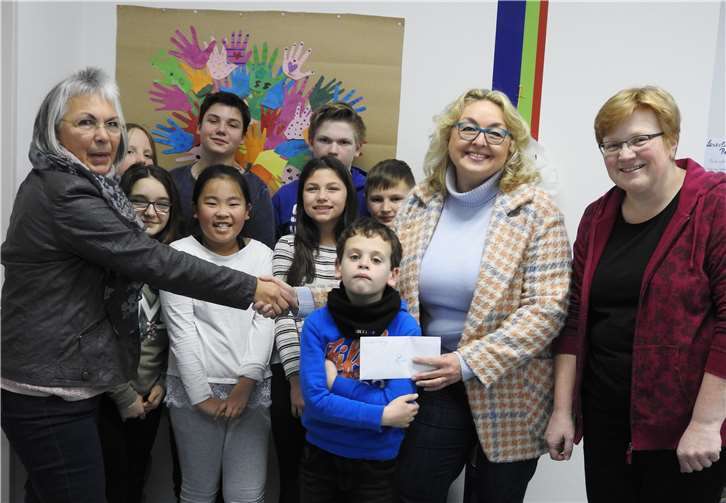 Dr. Monika Raussen übergab die Spende des Rotary-Clubs an den Leseclubs des Erich-Klausener-Gymnasiums. privat