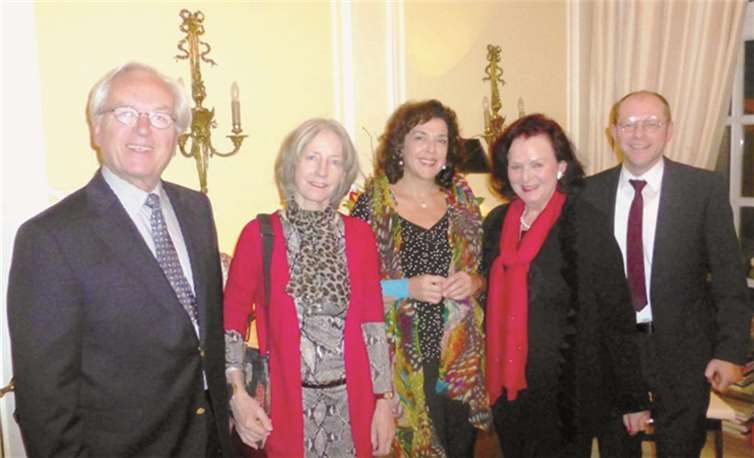 Dr. Neumann (Vorsitzender der JWG), Dr. Nike Wagner (Intendantin des Beethovenfestes), Elena Baskirova, Frau Gitizad, die Gastgeberin, Torsten Schreiber (Künstlerischer Berater der JWG).privat