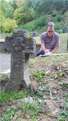 Dr. Nikitsch bei der Arbeit auf dem Friedhof Kobern. Quelle: Ortsgemeinde Kobern-Gondorf