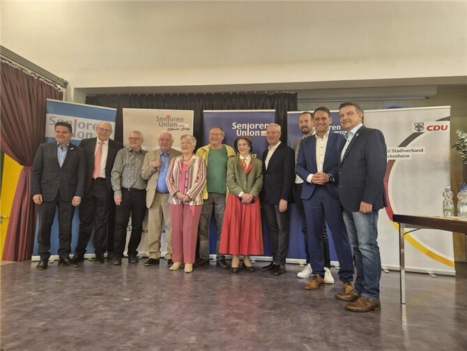 Dr. Norbert Röttgen MdB (Bildmitte) im Kreis der Ehrengäste. Foto: privat