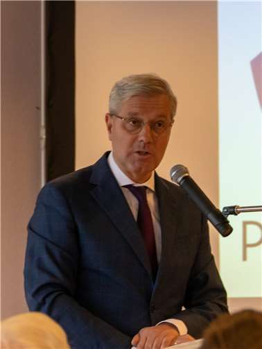 Dr. Norbert Röttgen hält die Festrede.