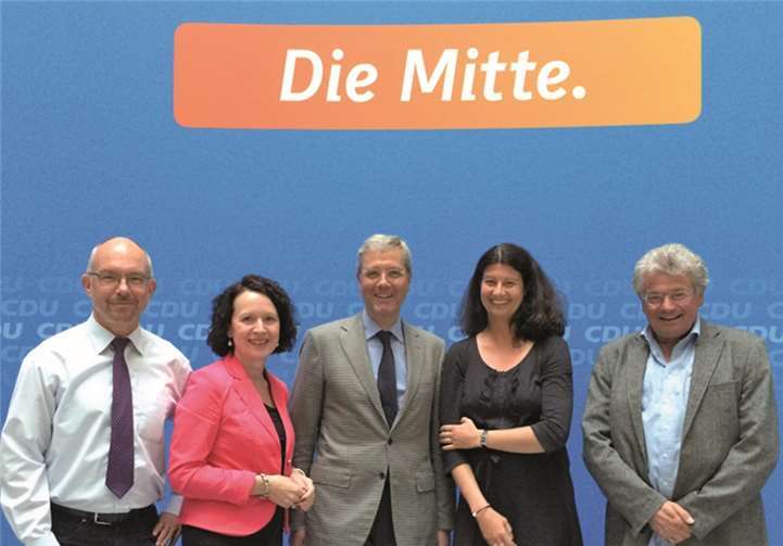 Dr. Norbert Röttgen mit Mitgliedern der CDU Wachtberg.U. Hein
