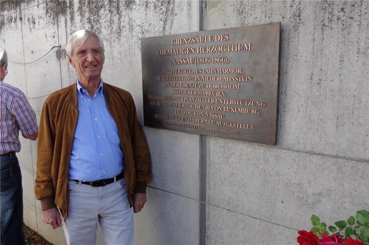 Dr. Othmar Gehling vor der von ihm gestifteten Bronzetafel, 2016.