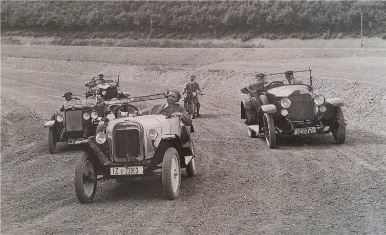 Dr. Otto Creutz auf der noch nicht geteerten Rennstrecke in einem Opel. Archiv Gisela Herbstrith