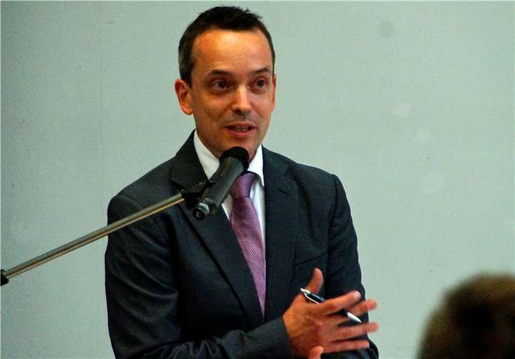 Dr. Pascal Trees auf der Suche nach dem Mann hinter den Bildern.