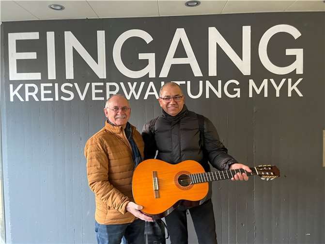 Dr. Paulo Pereira (re.) übergab seine aus Indonesien stammende Gitarre als Spende für die Kreismusikschule MYK an Ernst Einig, Mitglied im Verwaltungsausschuss des MYK-Kulturforums.  Foto: privat