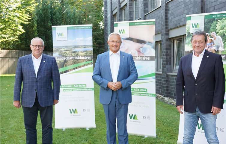 Dr. Peter Enders, Achim Hallerbach und Achim Schwickert stellten den neuen Einkaufsführer vor. Foto: Wir Westerwälder