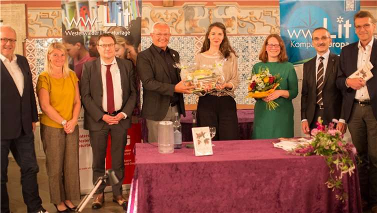 Dr. Peter Enders, Landrat Kreis Altenkirchen, Sandra Köster, Vorständin Wir Westerwälder, Michael Au, Referent Kulturabteilung, MINISTERIUM FÜR FAMILIE, FRAUEN, KULTUR UND INTEGRATION RHEINLAND-PFALZ, Achim Hallerbach, Landrat Kreis Neuwied, Iris Wolff, Schriftstellerin, Solveig Ariane Prusko, Programmleitung, Dr. Hermann-Josef Richard, Sparkasse Neuwied, Dr. Andreas Reingen, Sparkasse Westerwald Sieg, Achim Schwickert, Kreis Westerwald war terminlich verhindert. Foto: Wir Westerwälder