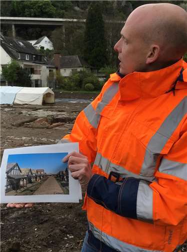 Dr. Peter Henrich, Leiter der Außenstelle Koblenz der Landesarchäologie, zeigte, wie man sich die Häuser vor der Stadtmauer vorstellen muss.privat