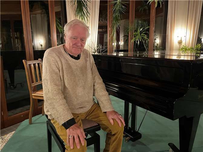 Dr. Peter Maerker an im Konzertsaal der Villa Bellestate.  Foto: ROB