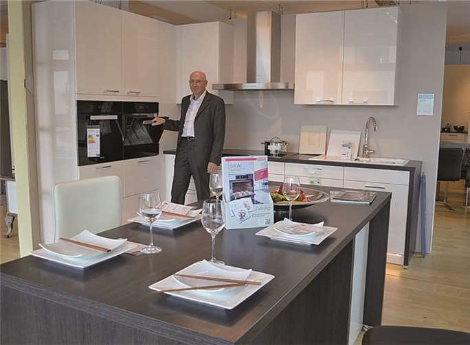 Dr. Peter Ockenfels in einer der hochmodernen und super ausgestatteten Küchen. AB