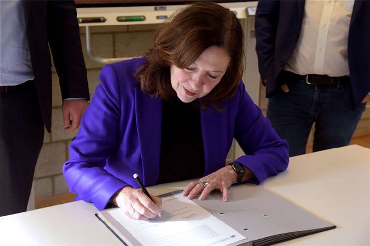 Dr. Petronella Prottung (Leiterin der Akademie für Handwerksdesign) bei der Unterzeichnung der Kooperationsvereinbarung.