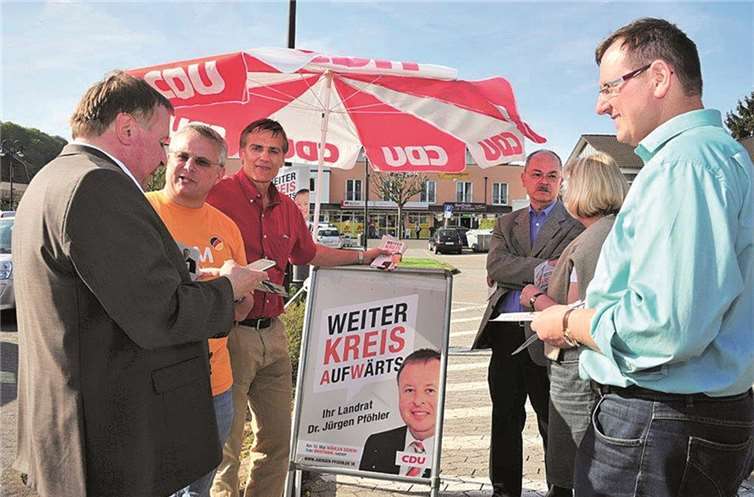 Dr. Pföhler am Informationsstand mit Ortsbürgermeister Martin Braun, Stadtbürgermeisterin Gabriele Hermann-Lersch und dem CDU Vorsitzenden Norbert Heidgen und weiteren Wahlkämpfern. privat