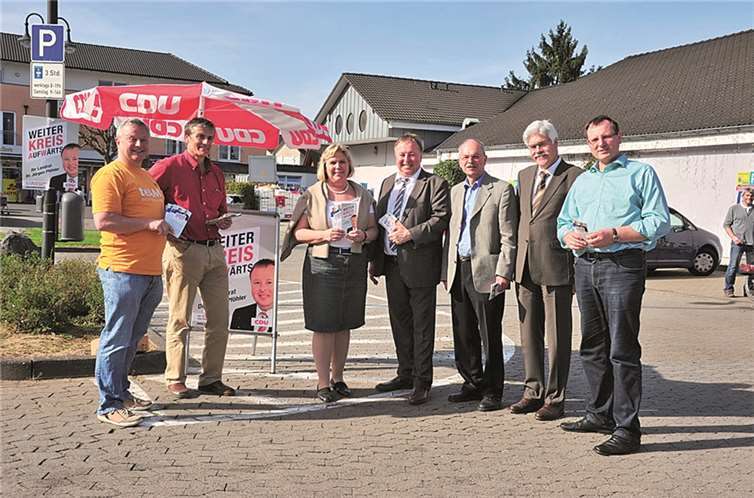 Dr. Pföhler am Informationsstand mit Ortsbürgermeister Martin Braun, Stadtbürgermeisterin Gabriele Hermann-Lersch und dem CDU Vorsitzenden Norbert Heidgen und weiteren Wahlkämpfern. Resi Schwerter