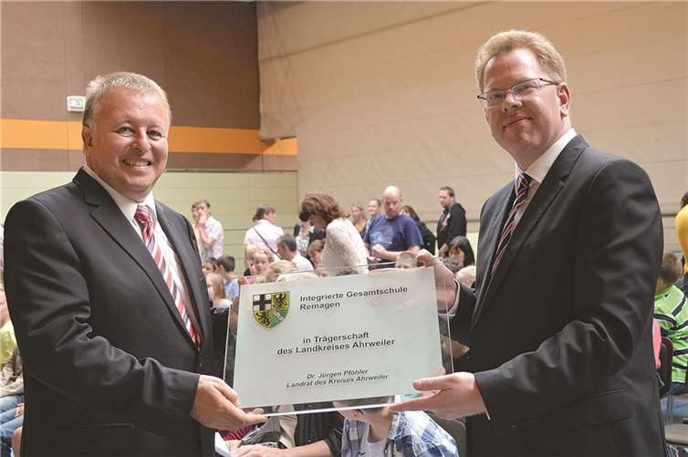 Dr. Pföhler übergab das Glaswappen an Marcus Wald.