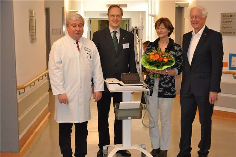 Dr. Raimund Weber (li.) und Thomas von Kessel (2.v.li.) bei der offiziellen Übergabe des neuen EKG gemeinsam mit Familie Hahn.BDH