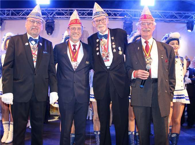 KG Blau-Weiss Neuenahrer Schinnebröder zelebrierte Prunksitzung im ausverkauften Festzelt Dr. Rainer Böhm (Zweiter von rechts) wurde für mehr als sechs Jahrzehnte ehrenamtliches Engagement im Karneval mit dem Goldenen Ehrenorden mit Brillanten der RKK ausgezeichnet.