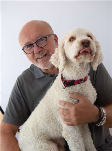 Dr. Rainer Schneichel mit seinem Hund.