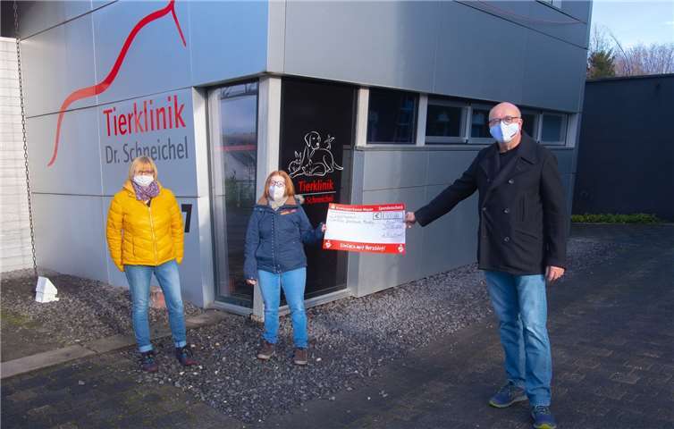 Dr. Rainer Schneichel (r.) bei der Scheckübergabe am „Haus Trimborn“. Foto: privat