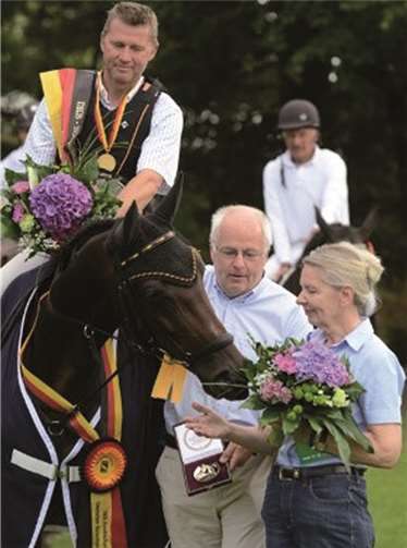 Dr. Rainer Zurmaar freut sich gemeinsam mit Ehefrau Ruth über den Erfolg von „Corrida. privat