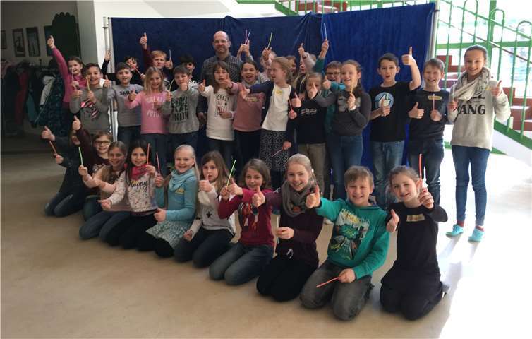 Dr. Ralf Kurtenbach mit den Schülerinnen und Schülern der Klassen 4a und 4b der Grundschule Sankt Georg aus Sankt Katharinen.privat