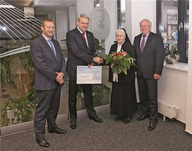 Dr. Ralf Tyras, Leiter IT-Fachvertrieb, und Klemens Baumgärtel, Geschäftsführer der Ratiodata GmbH, mit Sr. M. Basina Kloos und Franz-Jürgen Lacher, Vorstandssprecher der VR-Bank Neuwied-Linz eG. privat