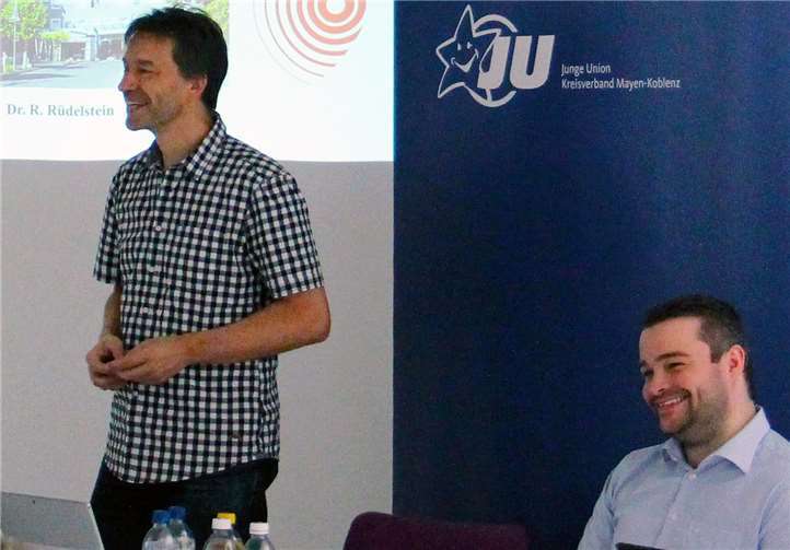Dr. Ralph Rüdelstein (l.) und der Vorsitzende der Jungen Union Mayen-Koblenz Torsten Welling beim Rüdelsteins Vortrag im Jahr 2018. Foto: privat