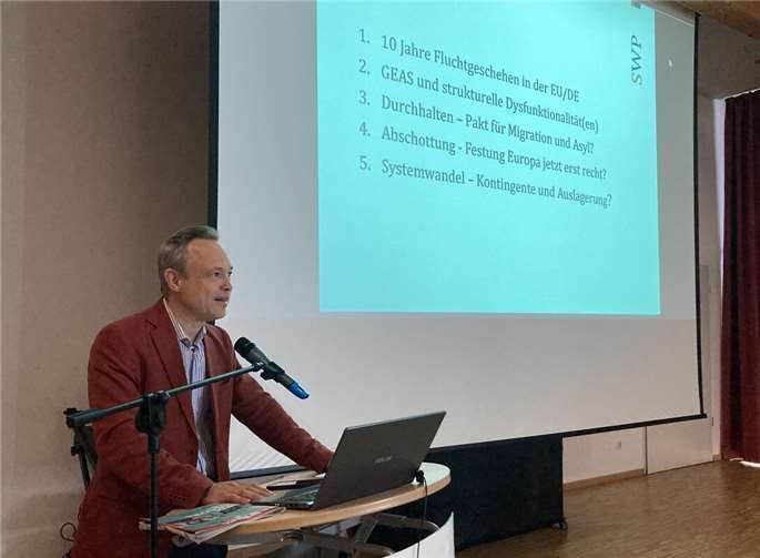 Dr. Raphael Bossong erwies sich als engagierter Redner, der sein Publikum auch für die eher trockene Sphäre internationalen Rechts aufschließen konnte. Fotos: Zuhiratu Musa