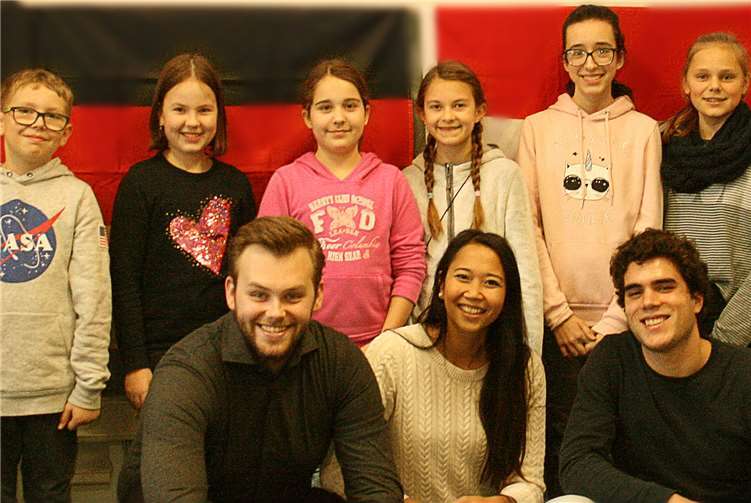 Dr. Rashimah Rajah (Mitte) und die Erasmus-Studierende stellen den Schülern des Gymnasiums Nonnenwerth die Niederlande vor.  Hochschule Koblenz