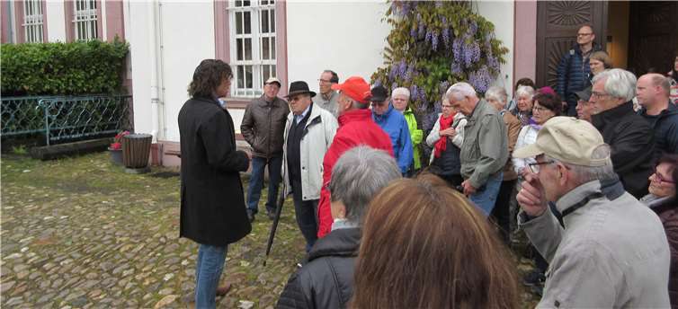 Dr. Reinhard Lahr, Geschäftsführer der Abtei Rommersdorf Stiftung, erklärte der Gruppe in seiner kompetenten und kurzweiligen Art vieles über die Historie des alten Gemäuers.