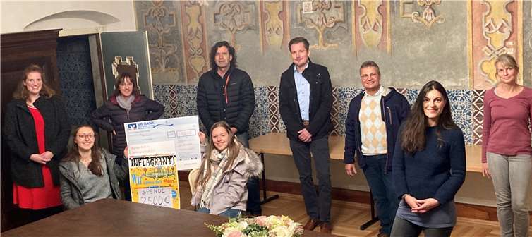 Dr. Reinhard Lahr und weitere Vertreter der Stiftung Rommersdorf trafen sich zur Spendenübergabe mit Darstellerinnen der Theatergruppe Inflagranti im Winterrefektorium der Abtei. Foto: privat