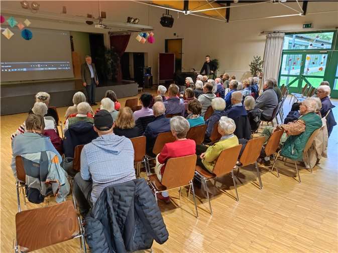 Dr. Reinhardt Thiel, Mitglied des Vorstandes des Bürgervereins Meckenheim e.V., begrüßt die Anwesenden und besonders die Herren Dr. Schmidt und Windeck, die Herrn Bauer bei seiner filmischen Arbeit unterstützt hatten. Quelle: Bürgerverein Meckenheim e.V.
