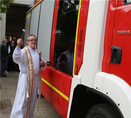 Dr. Reinhold Malcherek segnete die beiden Fahrzeuge ein.