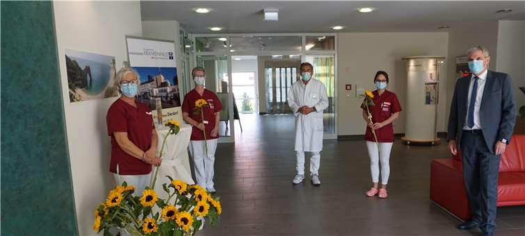 Dr. Reinhold Ostwald, Ärztlicher Direktor Evang. Krankenhaus Dierdorf/Selters (3. v. r) und der KHDS-Geschäftsführer Guido Wernert (re.) bedankten sich bei den Pflegekräften der Klinik für ihr Engagement.Foto: Privat