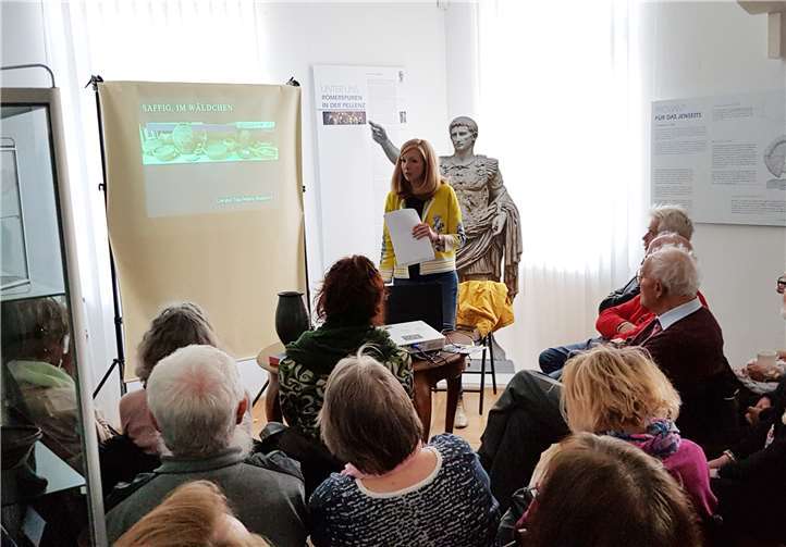 Dr. Ricarda Giljohann, Leiterin des Stadtmuseums Andernach, gab einen Einblick in die bemerkenswerten Funde aus römischer Zeit. Der Nachmittag brachte einen neuen Besucherrekord. Über 70 Gäste verfolgten im Schlösschen der Barmherzigen Brüder Saffig den Vortrag. Foto: privat